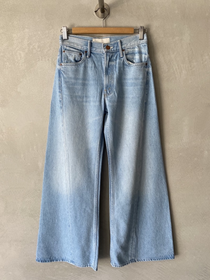 Jeans a gamba larga Mother Denim modello The Lemon Twist Sneak in denim scolorito, vita regolare con 5 tasche e chiusura con bottone e zip