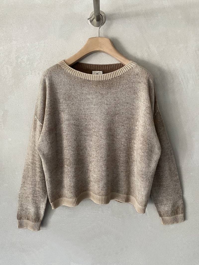 Maglia boxy beige F Cashmere in cashmere leggero con collo a barchetta e maniche lunghe