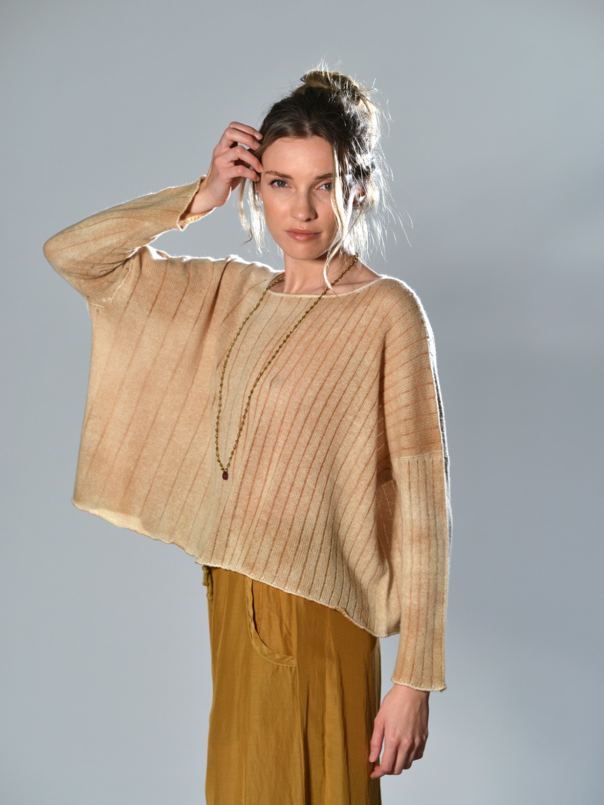 Maglia over boxy oro F Cashmere in cashmere leggero con lavorazione ad ago scartato