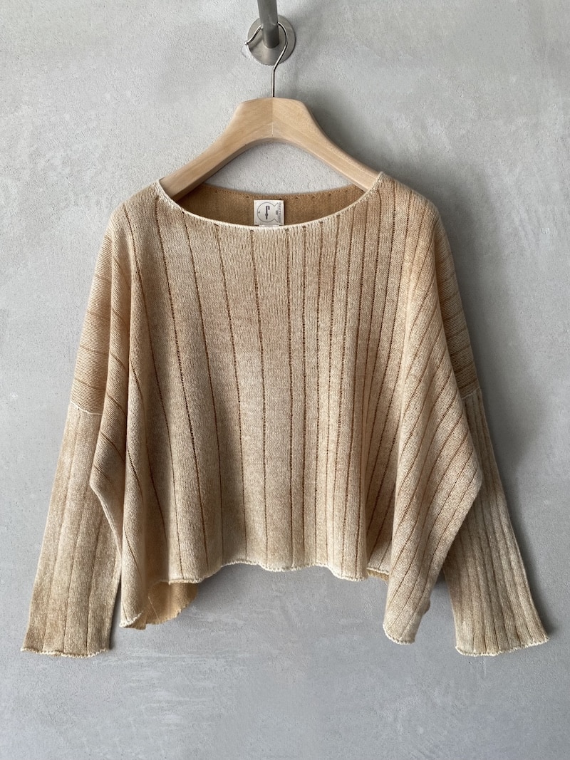 Maglia over boxy oro F Cashmere in cashmere leggero con lavorazione ad ago scartato