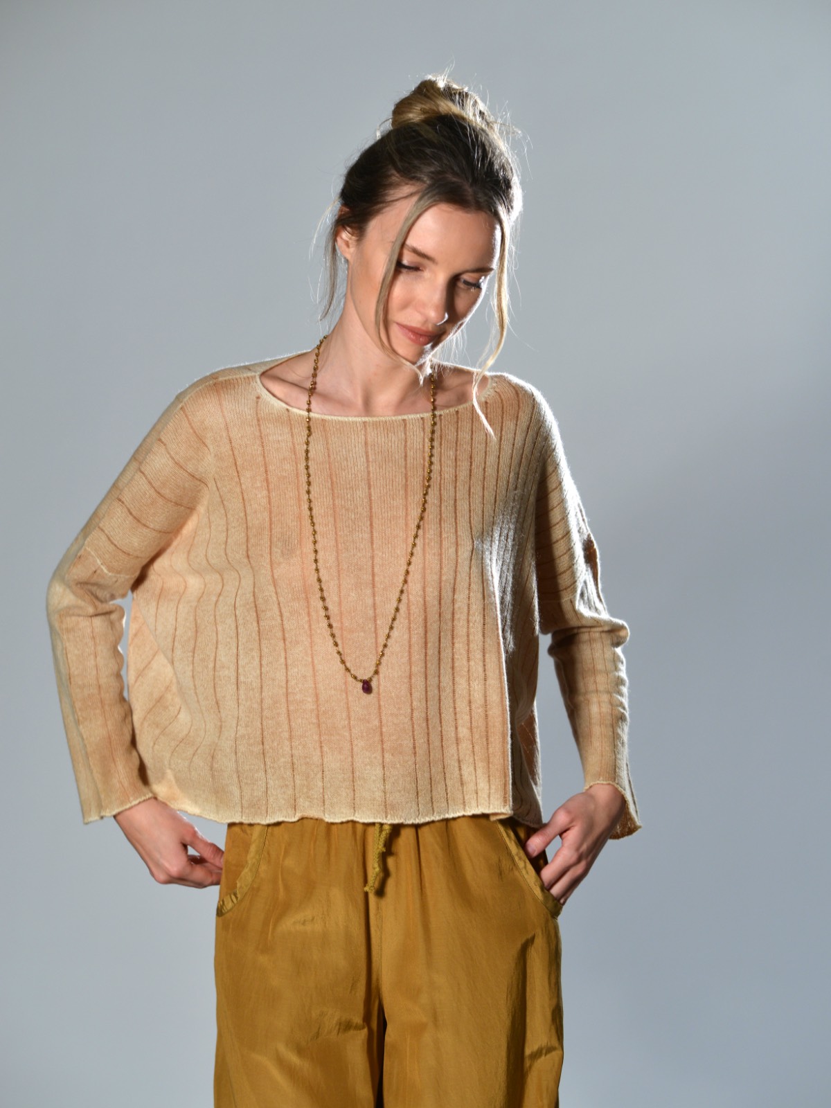 Maglia over boxy oro F Cashmere in cashmere leggero con lavorazione ad ago scartato