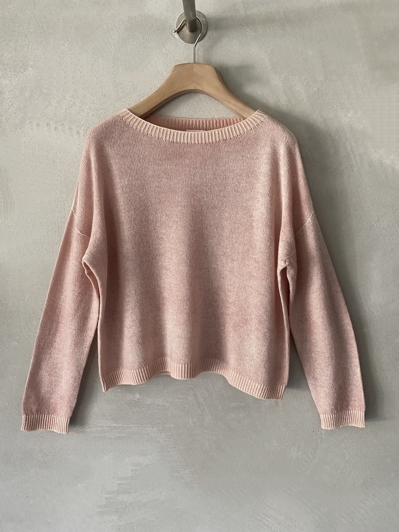 Maglia rosa petalo boxy F Cashmere in cashmere leggero con collo a barchetta e maniche lunghe