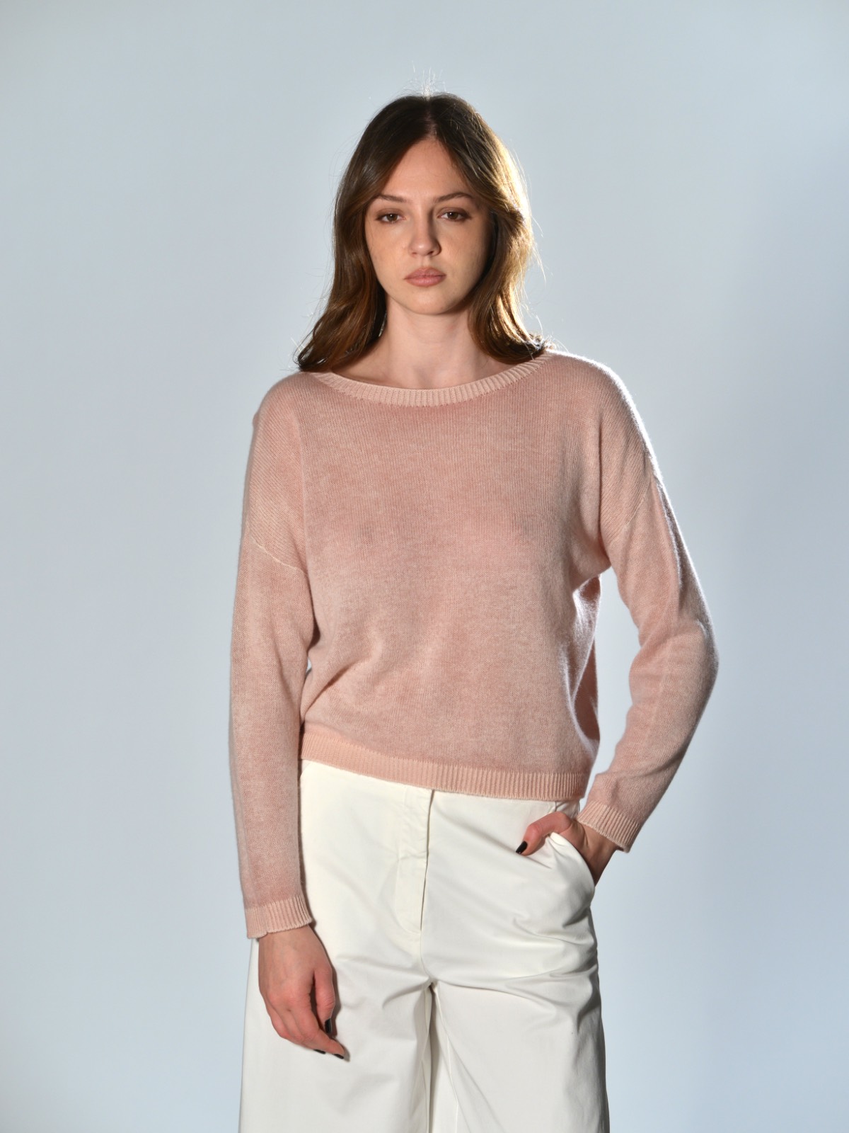 Maglia rosa petalo boxy F Cashmere in cashmere leggero con collo a barchetta e maniche lunghe