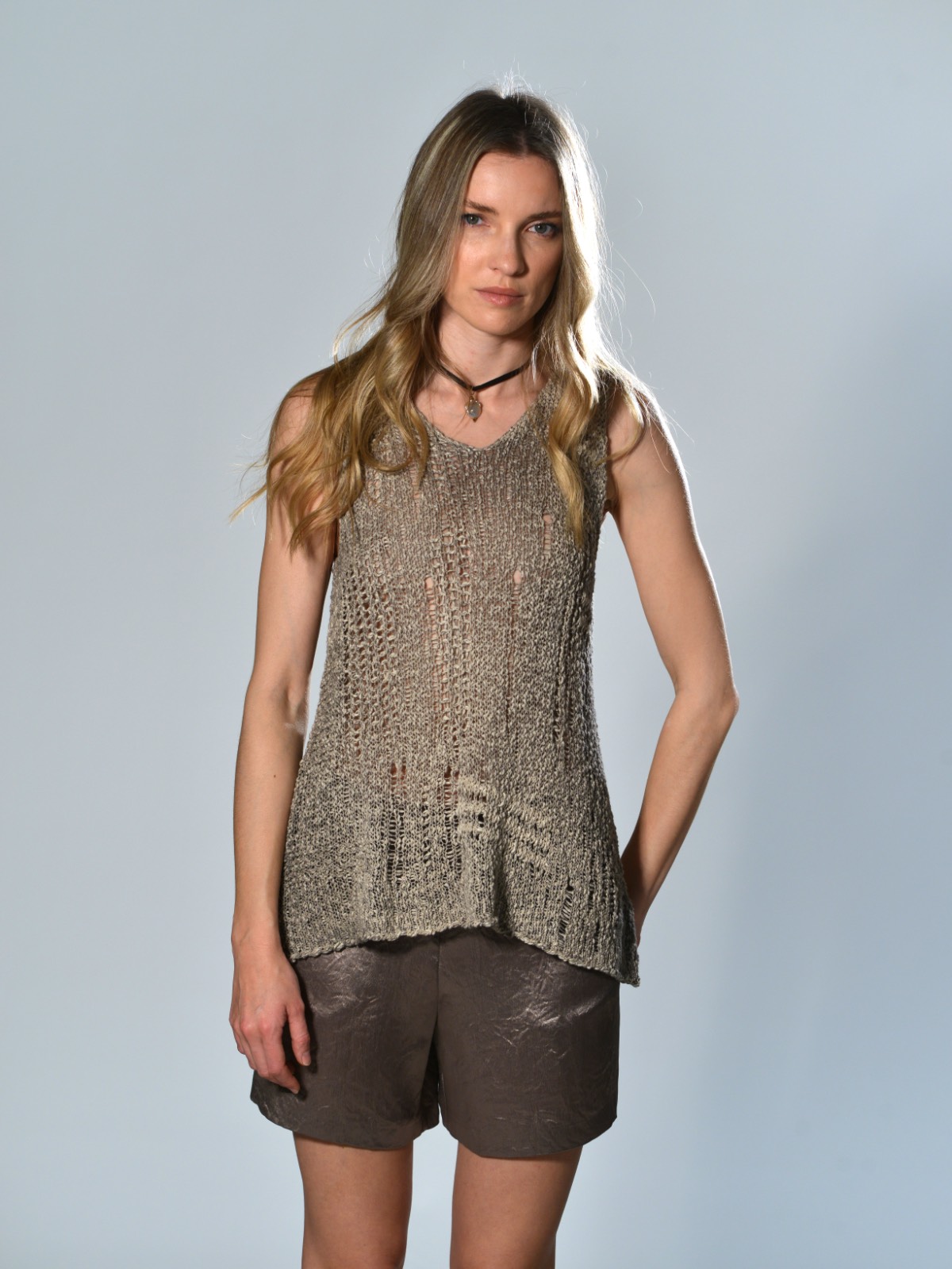 Maglia smanicata color fango Avant Toi in cotone dipinta a mano con scollo a V