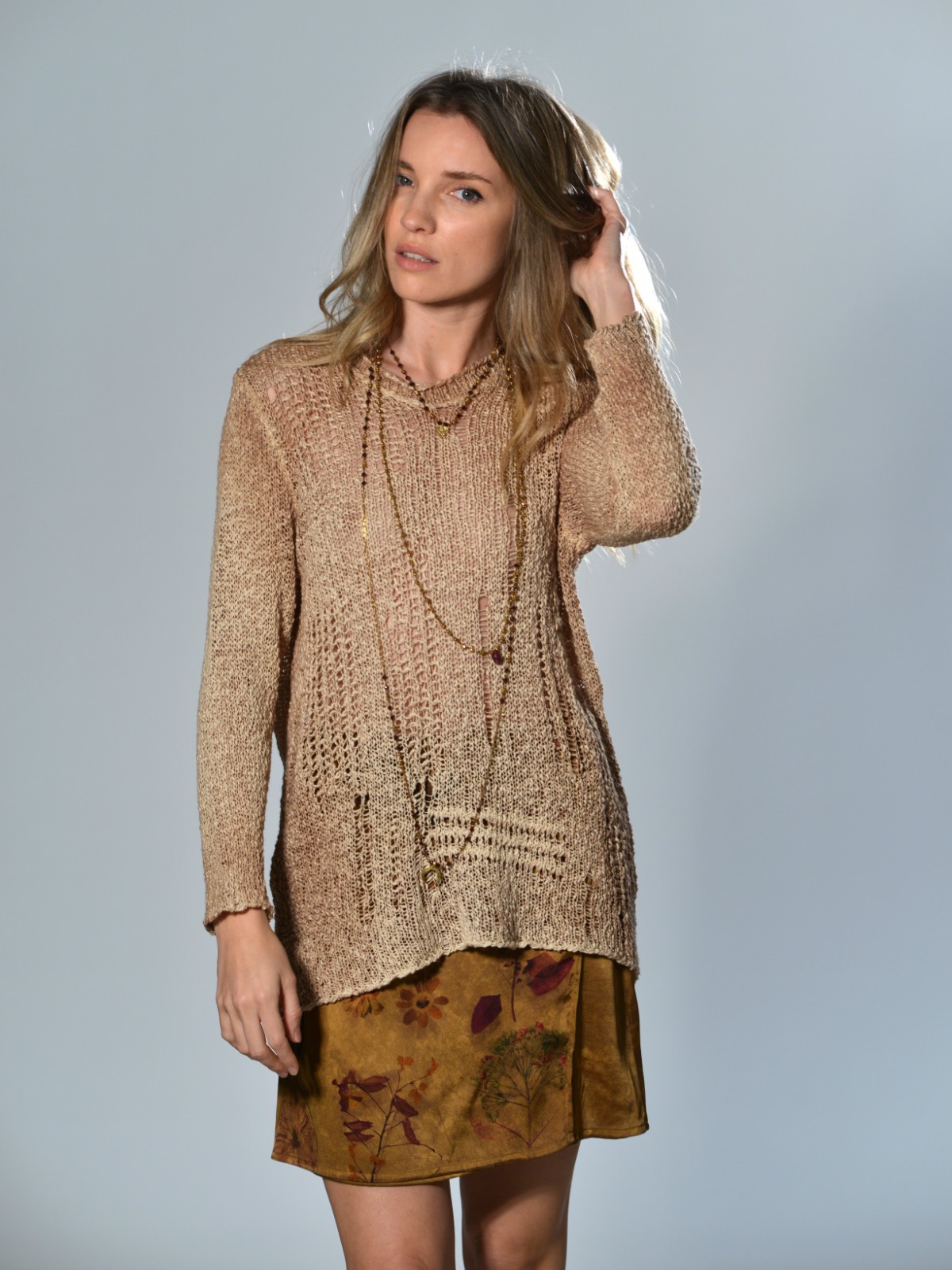 Maglia color sughero Avant Toi in cotone dipinta a mano con stramature, scollo a U e maniche lunghe