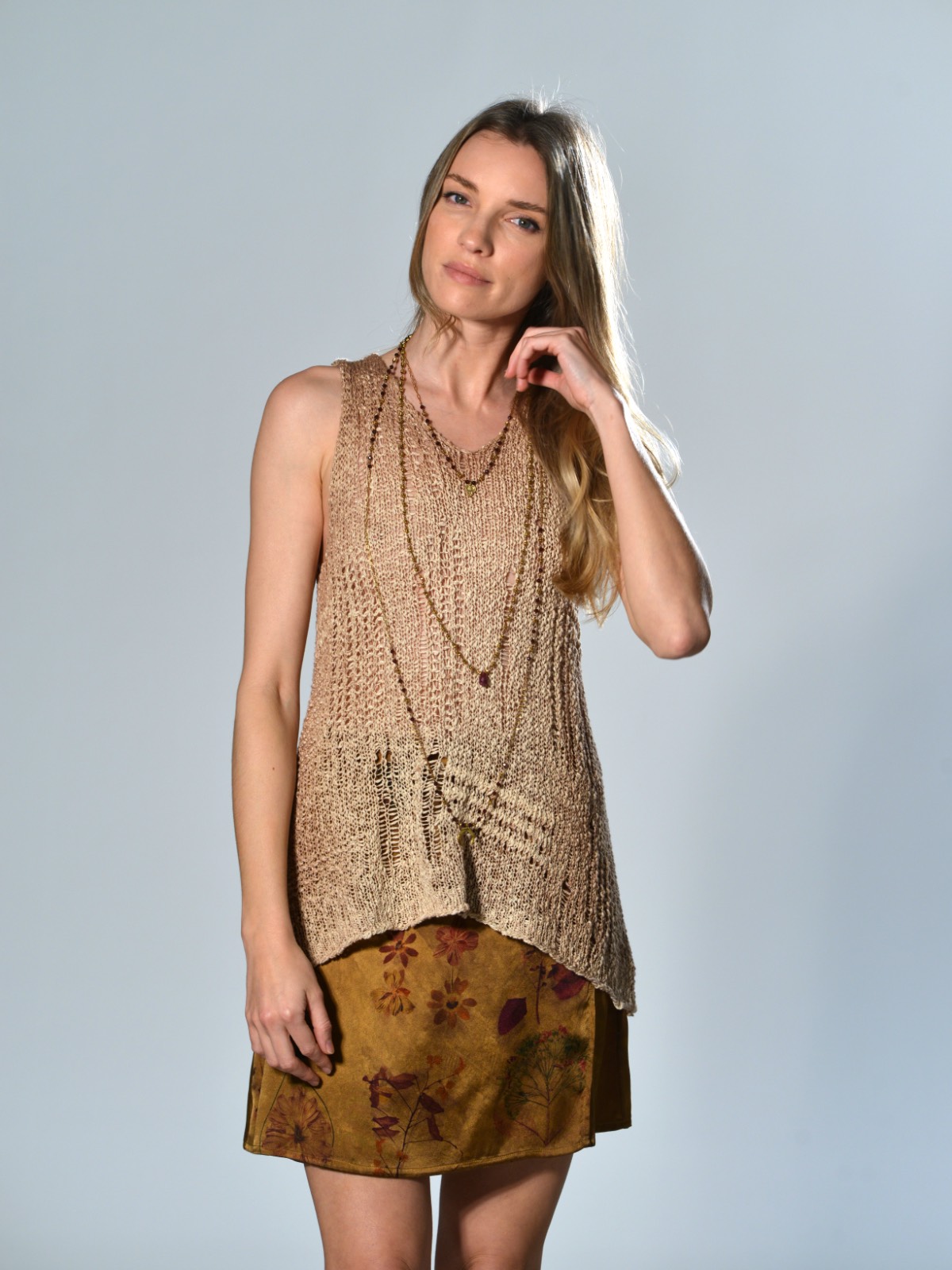 Maglia smanicata color sughero Avant Toi in cotone dipinta a mano con scollo a V