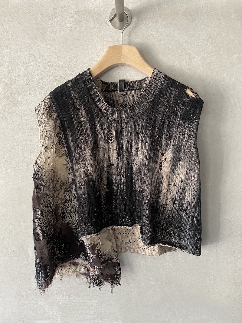 Maglia smanicata traforata Serie Numerica écru e nero dipinta a mano con inserto devoré