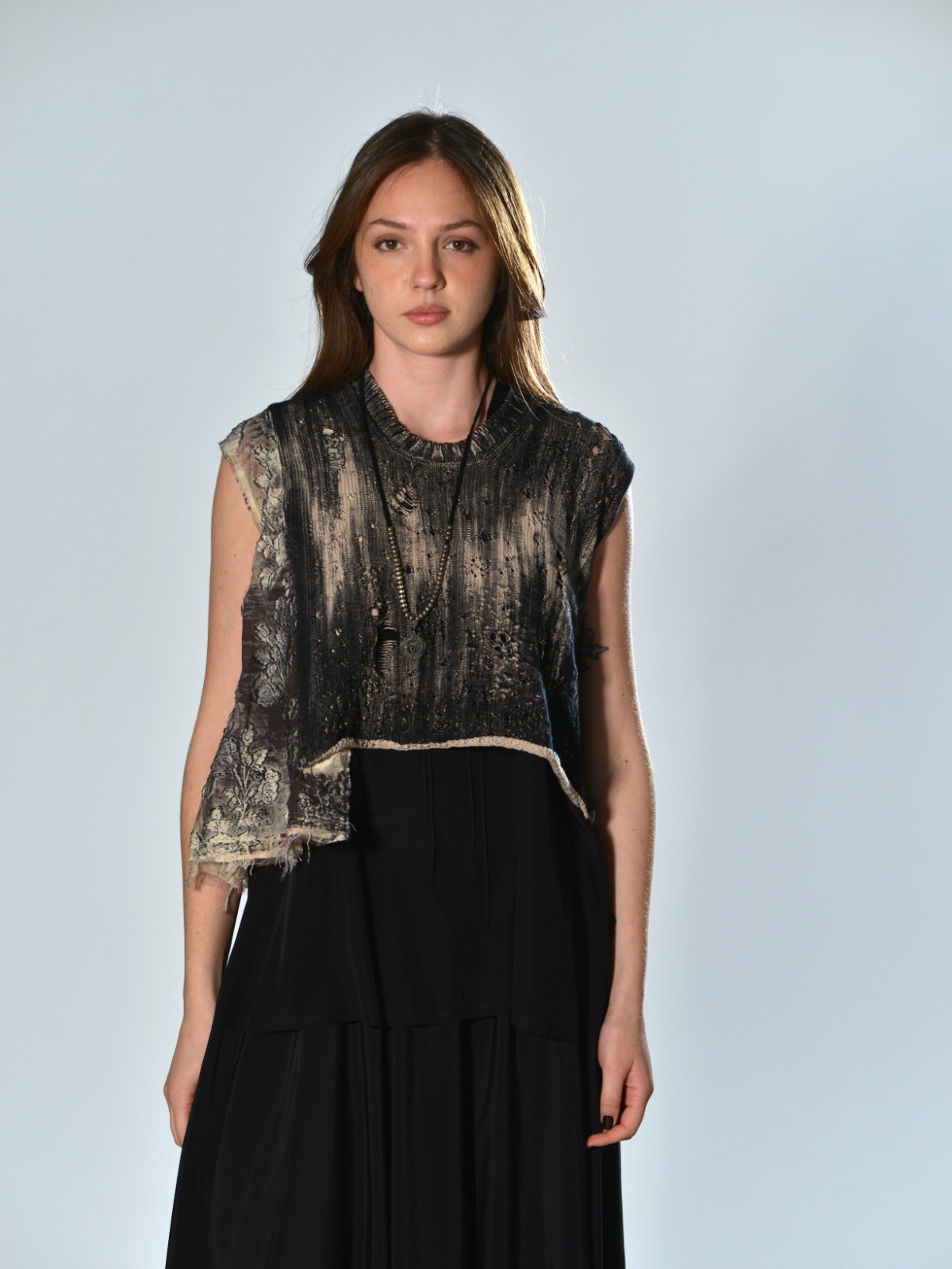 Maglia smanicata traforata Serie Numerica écru e nero dipinta a mano con inserto devoré