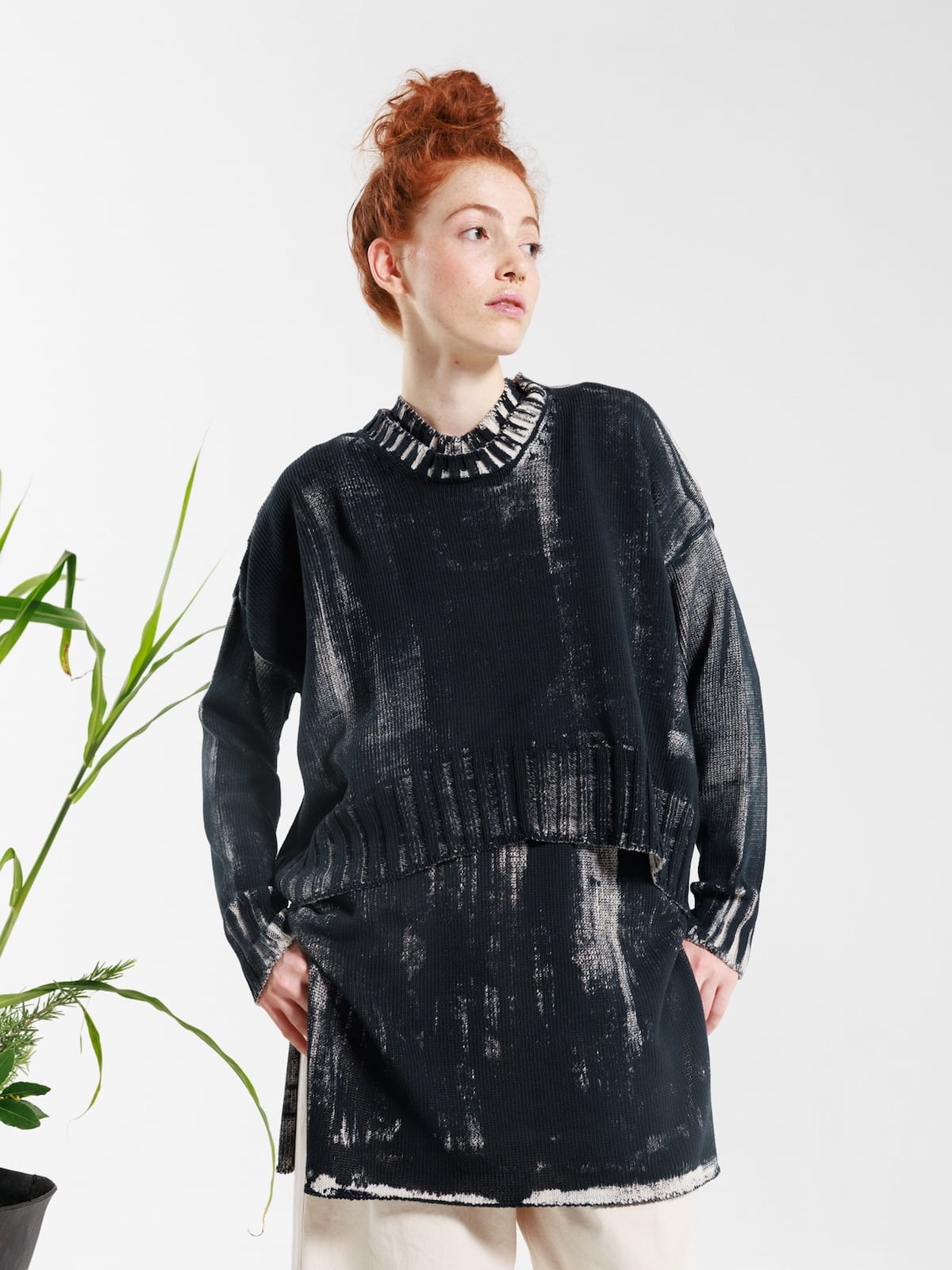 Maglia Serie Numerica écru e nero in cotone dipinto a mano con fondo ellittico