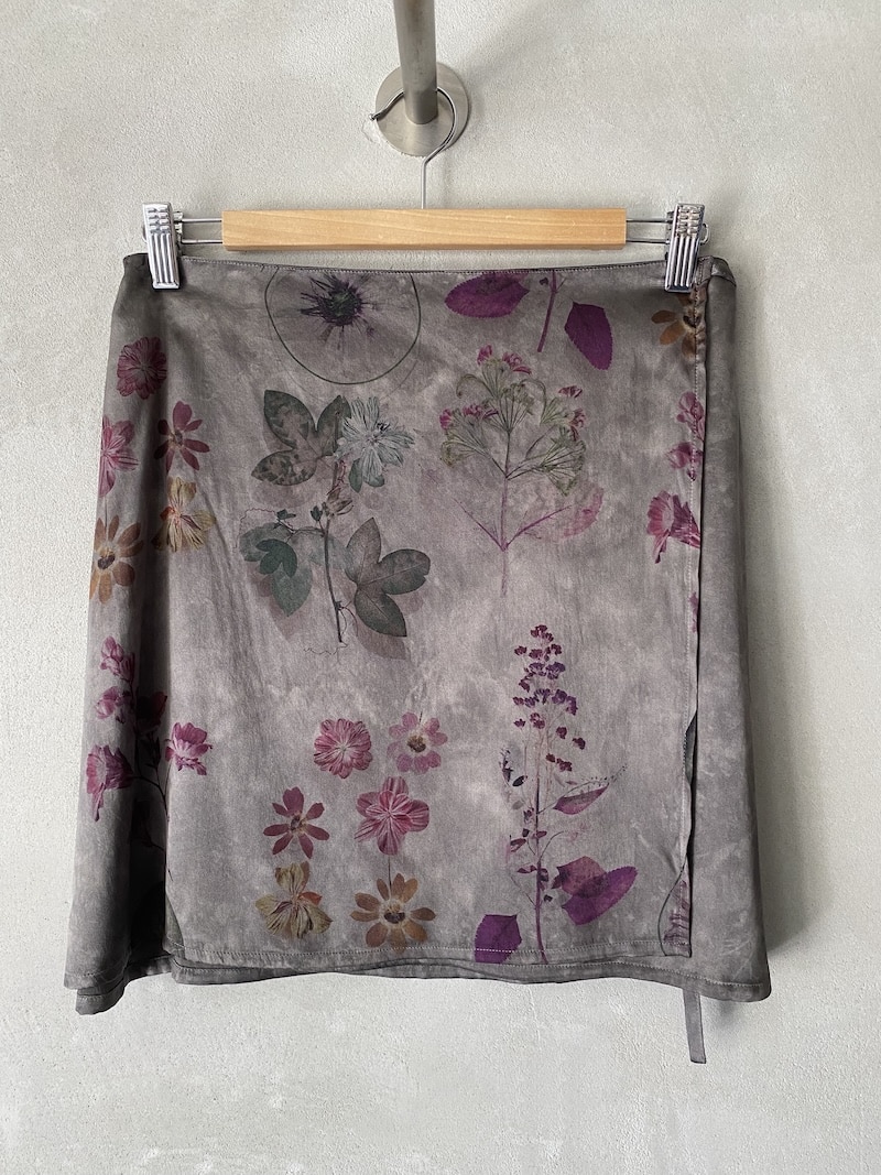 Minigonna a portafoglio grigio Avant Toi in seta elasticizzata stampata e spruzzata a mano