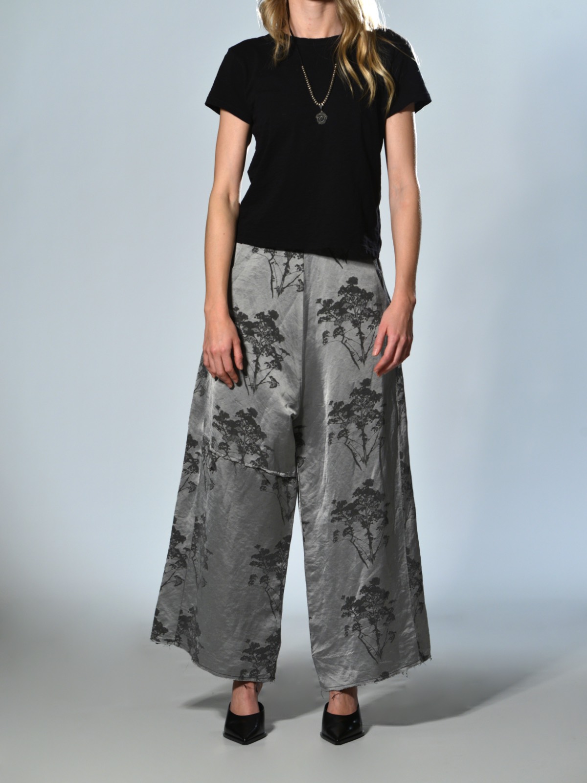 Pantalone oversize grigio in tessuto damascato con motivo floreale