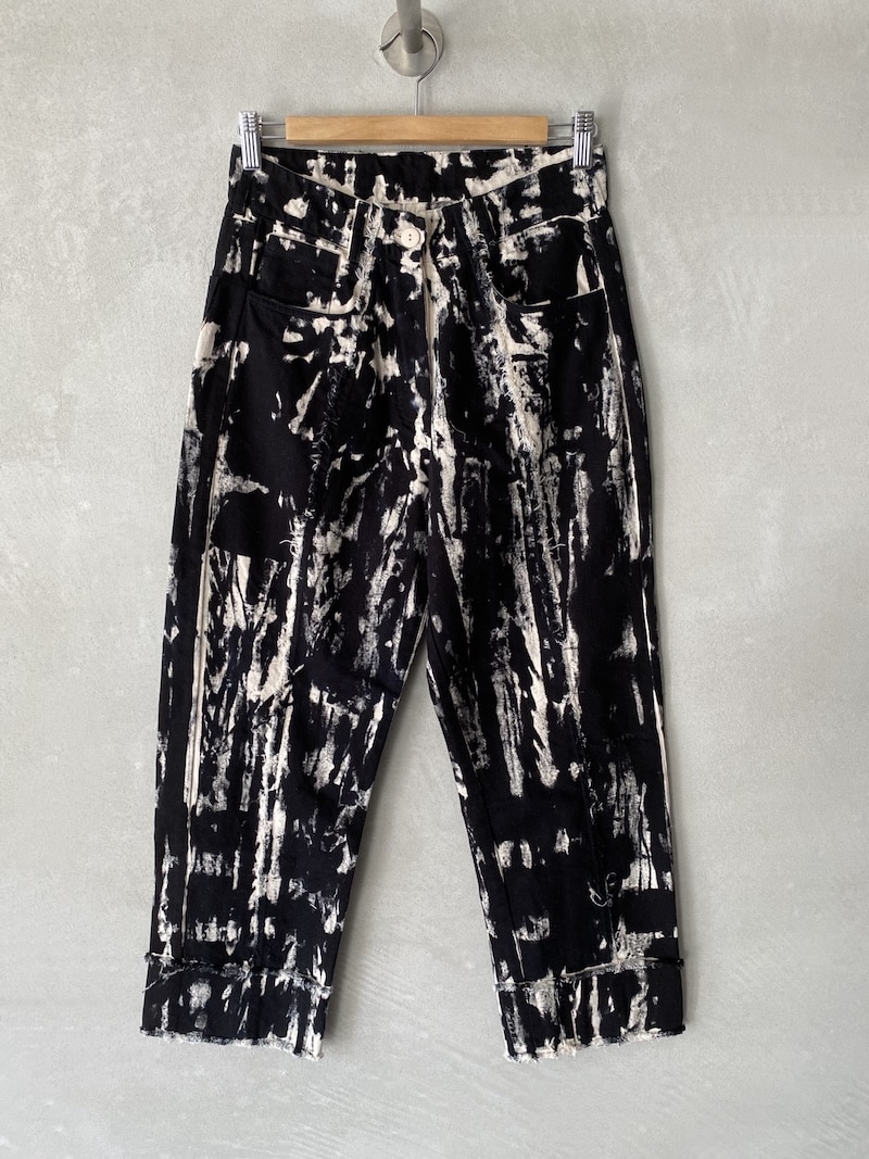 Pantaloni crop Serie Numerica in denim écru e nero dipinto a mano con orlo sfilacciato