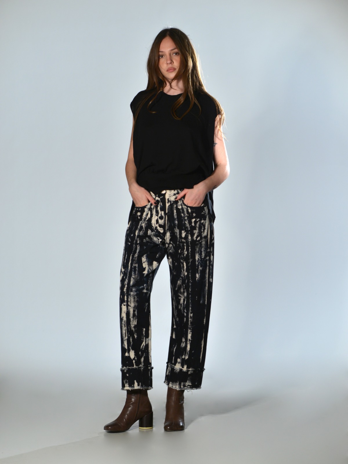 Pantaloni crop Serie Numerica in denim écru e nero dipinto a mano con orlo sfilacciato