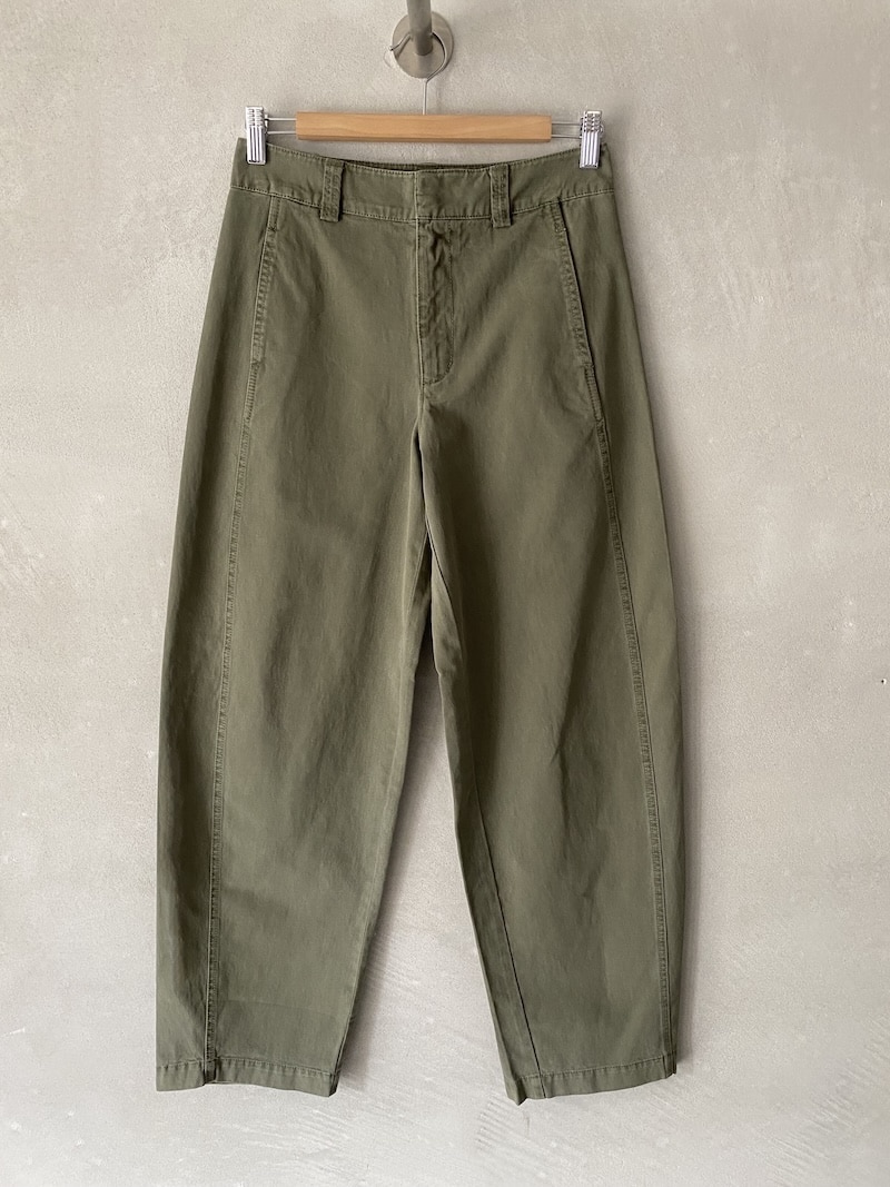 Pantaloni Velvet in cotone army con gamba dritta, tasche laterali e chiusura con zip e bottone