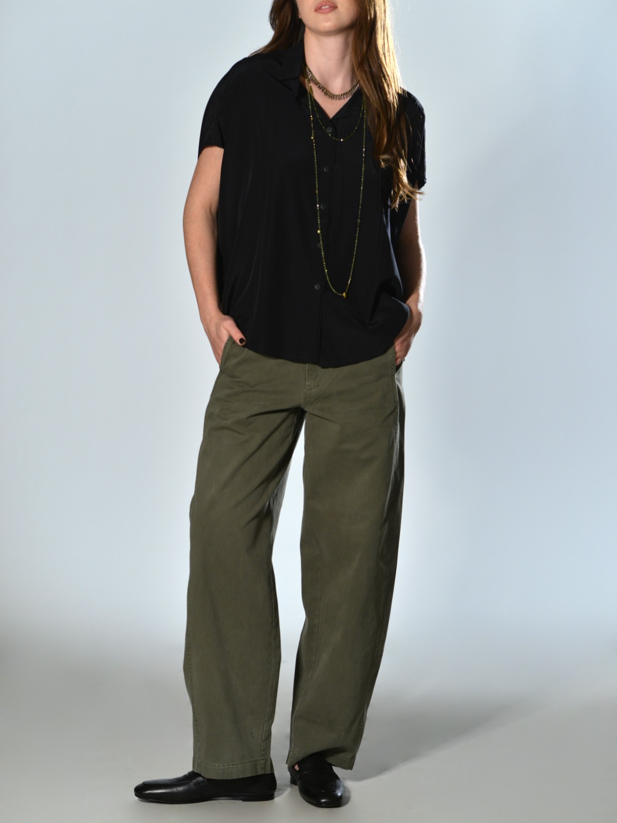 Pantaloni Velvet in cotone army con gamba dritta, tasche laterali e chiusura con zip e bottone