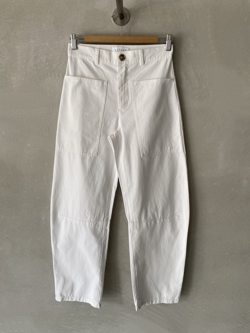 Pantaloni Velvet in cotone bianco con gamba ampia, tasche applicate e cucitura al ginocchio