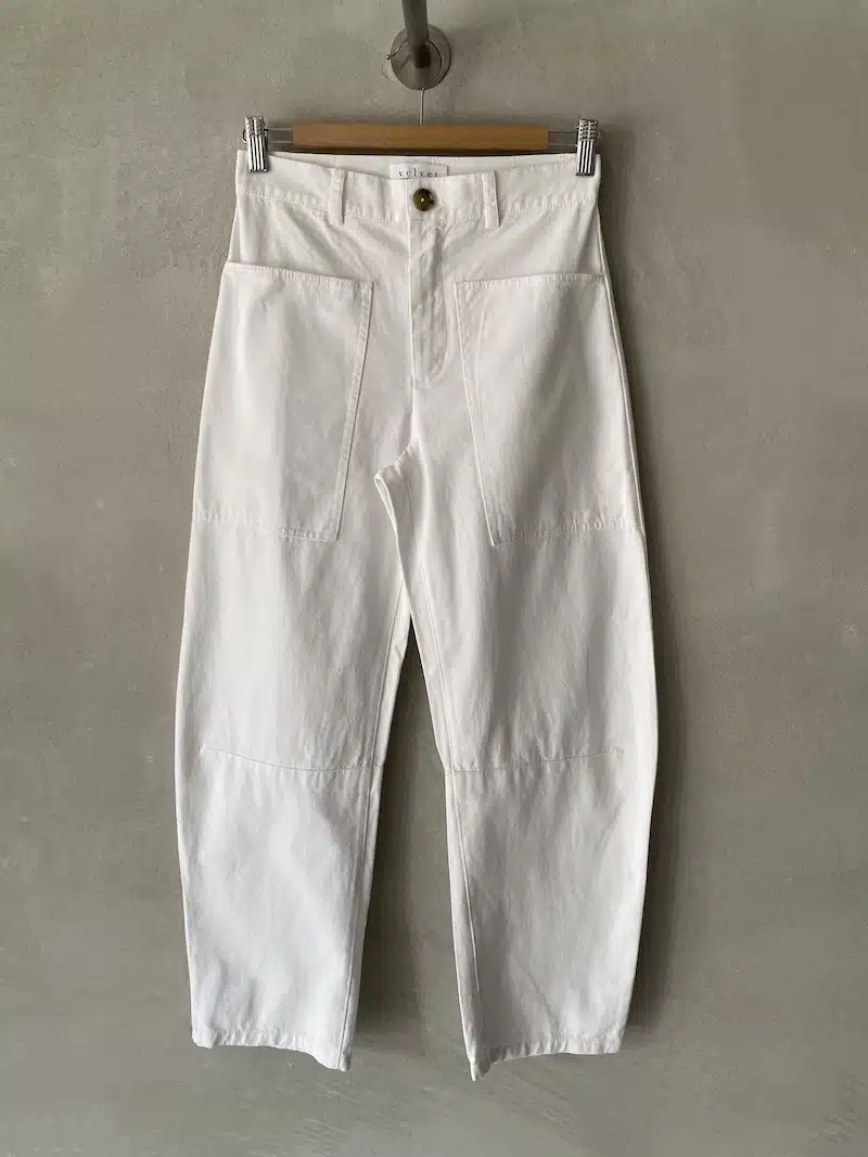 Pantaloni bianchi in cotone con gamba ampia Velvet Pantaloni Velvet in cotone bianco con gamba ampia, tasche applicate e cucitura al ginocchio