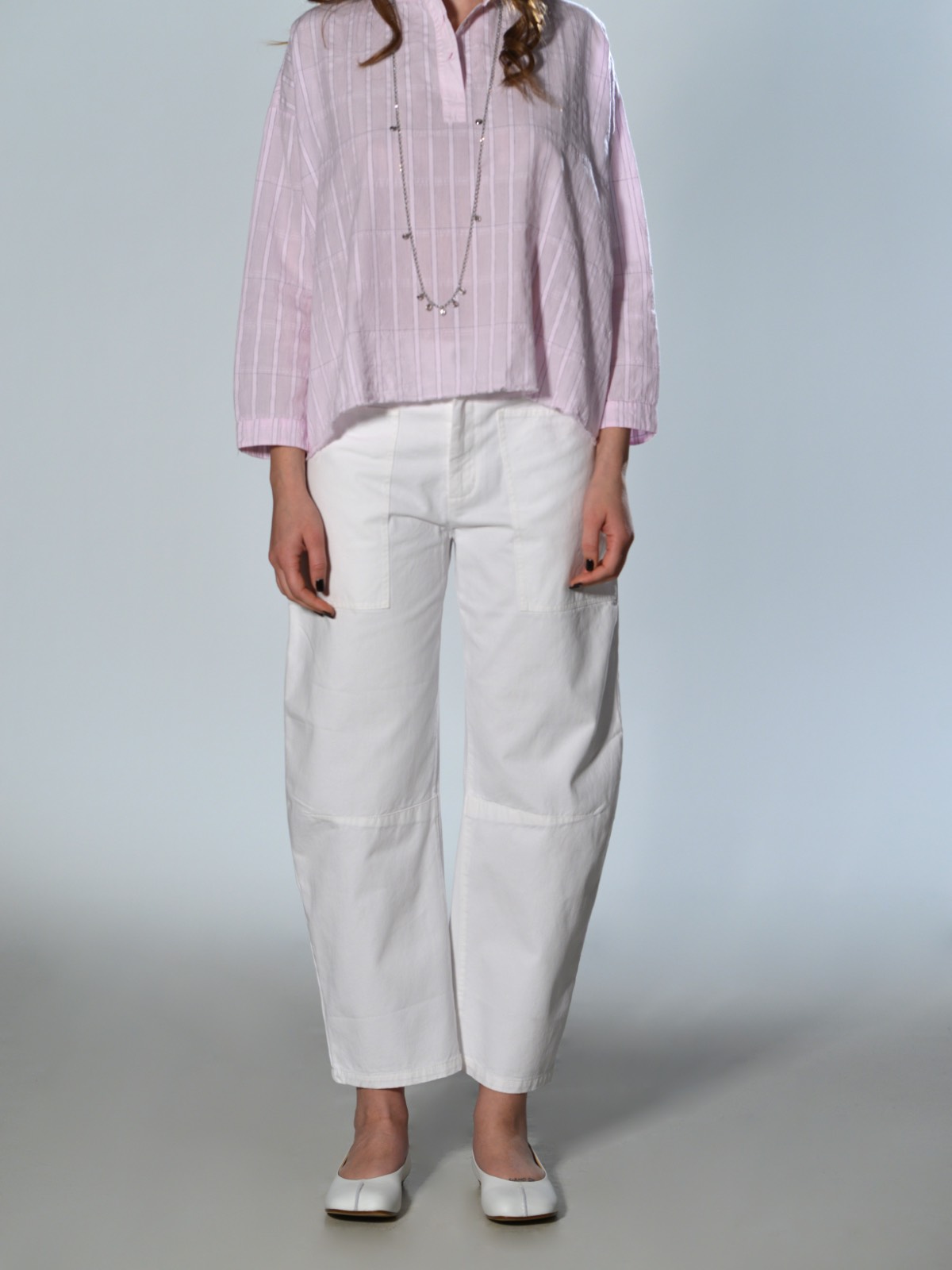 Pantaloni Velvet in cotone bianco con gamba ampia, tasche applicate e cucitura al ginocchio