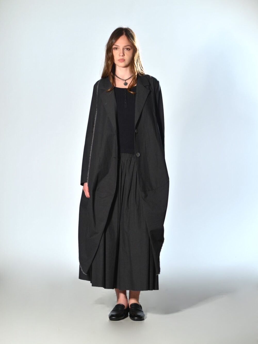 Spolverino oversize grigio antracite Marina Lari in cotone e lino con dettagli sfrangiati