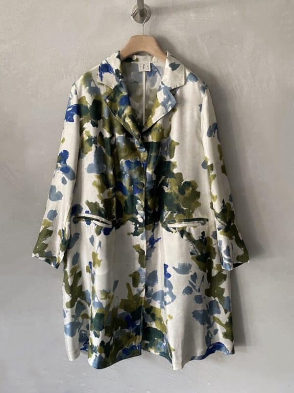 Oversized multicolor F Cashmere duster in green and blue printed silk on an ecru background