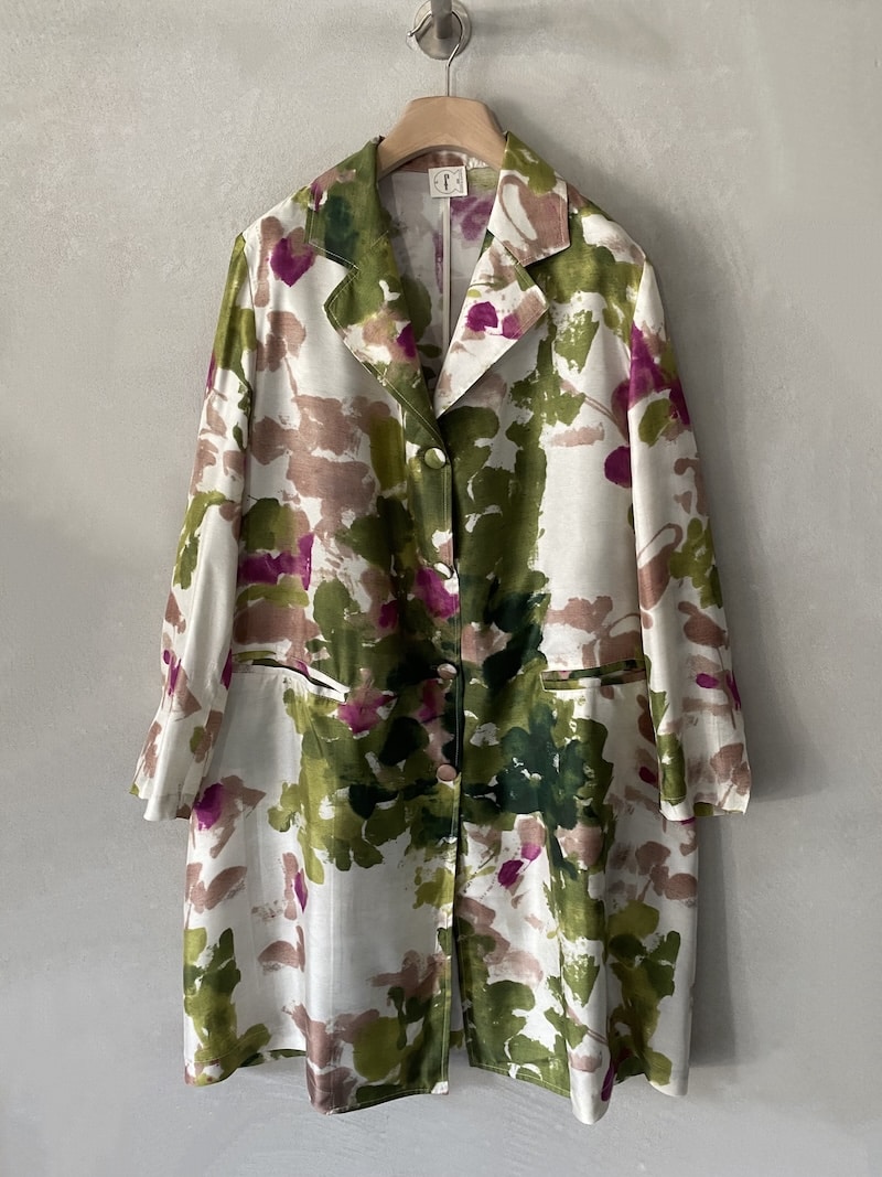 Spolverino oversize multicolor F Cashmere in seta stampata verde e rosa su fondo écru