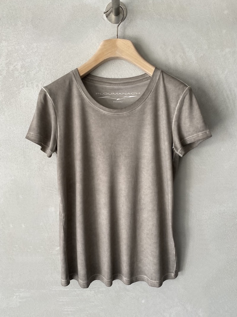 T-shirt Ploumanac’h in jersey di viscosa delavé grigio, con manica corta e collo tondo – t-shirt tinta in capo dal fit regolare