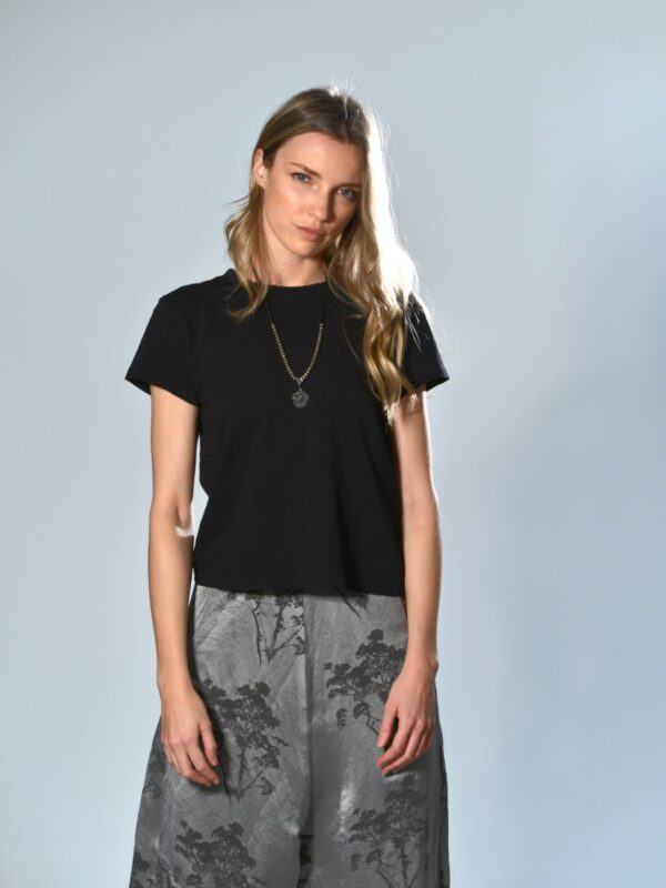 T-shirt in cotone nera con collo tondo e linea dritta. Un capo firmato Velvet.