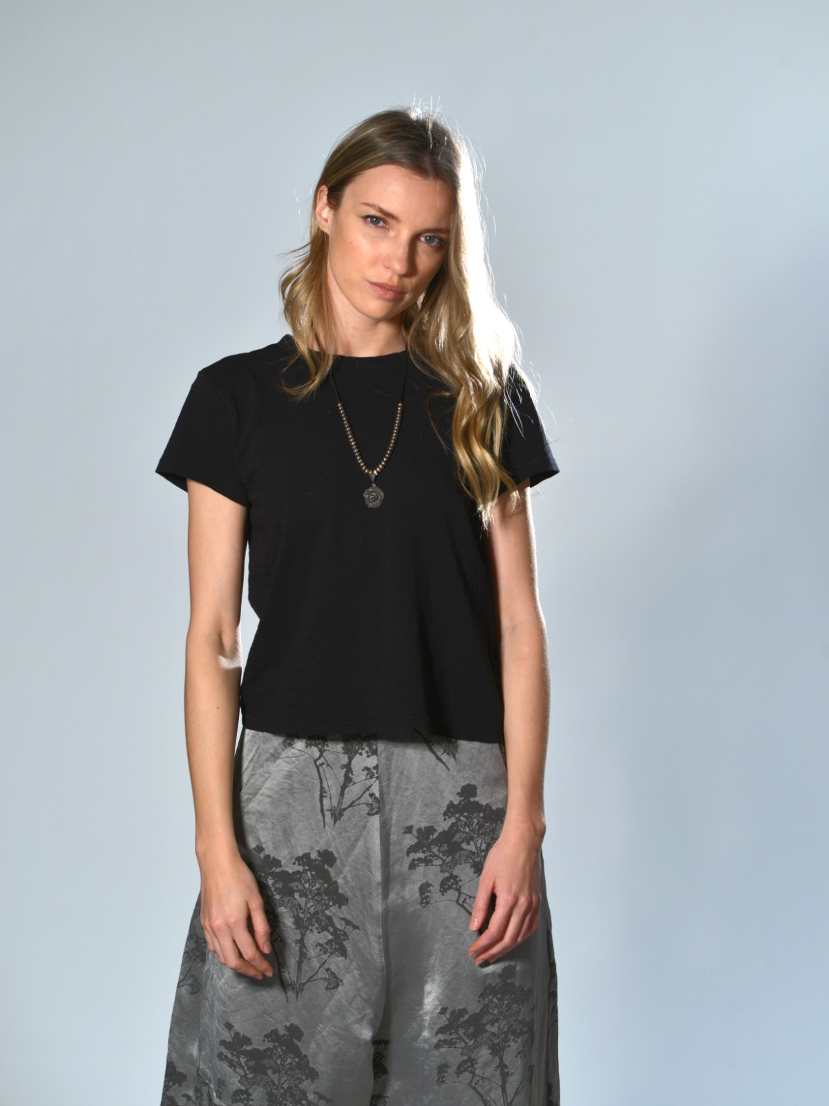 T-shirt in cotone nera con collo tondo e linea dritta. Un capo firmato Velvet.