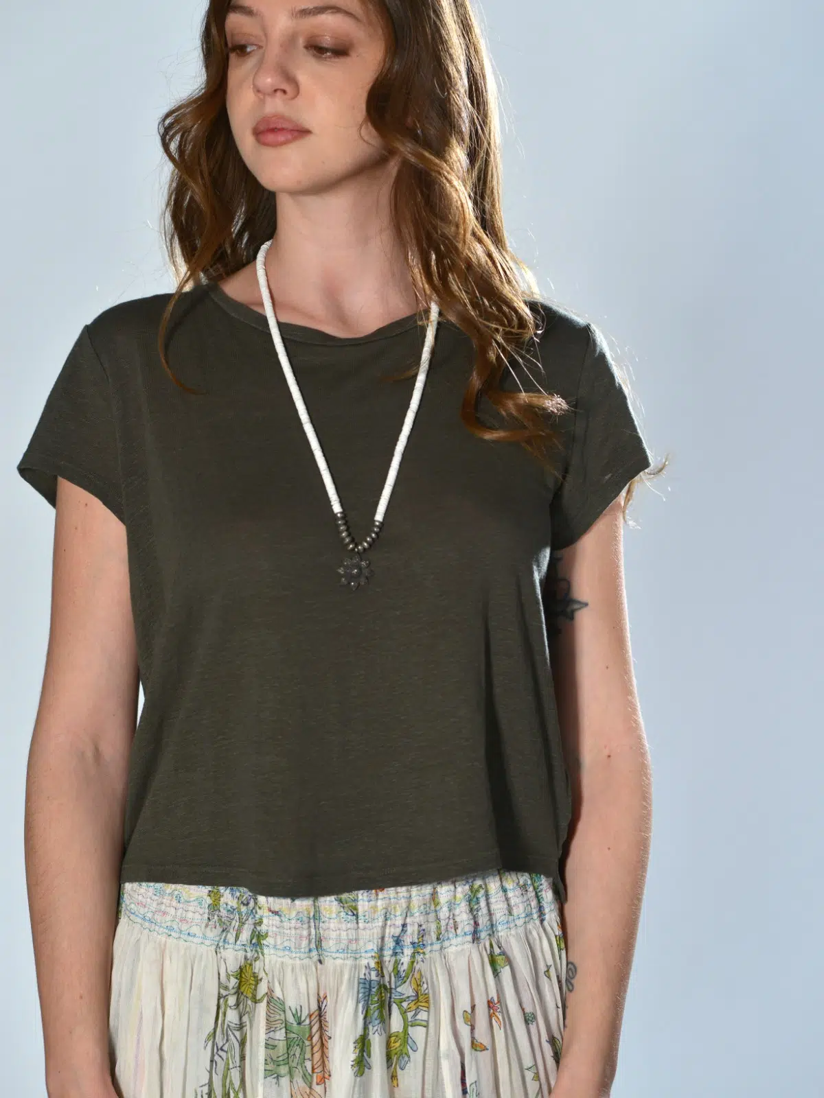 T-shirt Velvet in lino army con manica corta, collo tondo e spacchetti laterali