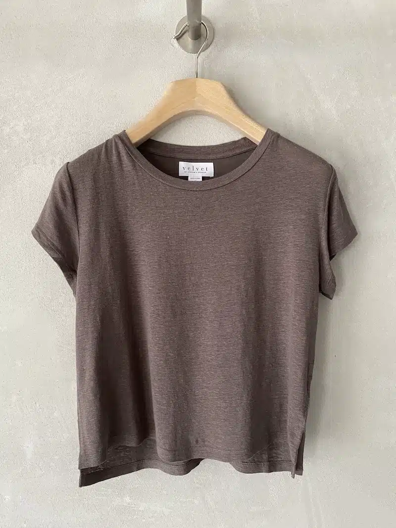 T-shirt Velvet in lino marrone con manica corta, collo tondo e spacchetti laterali