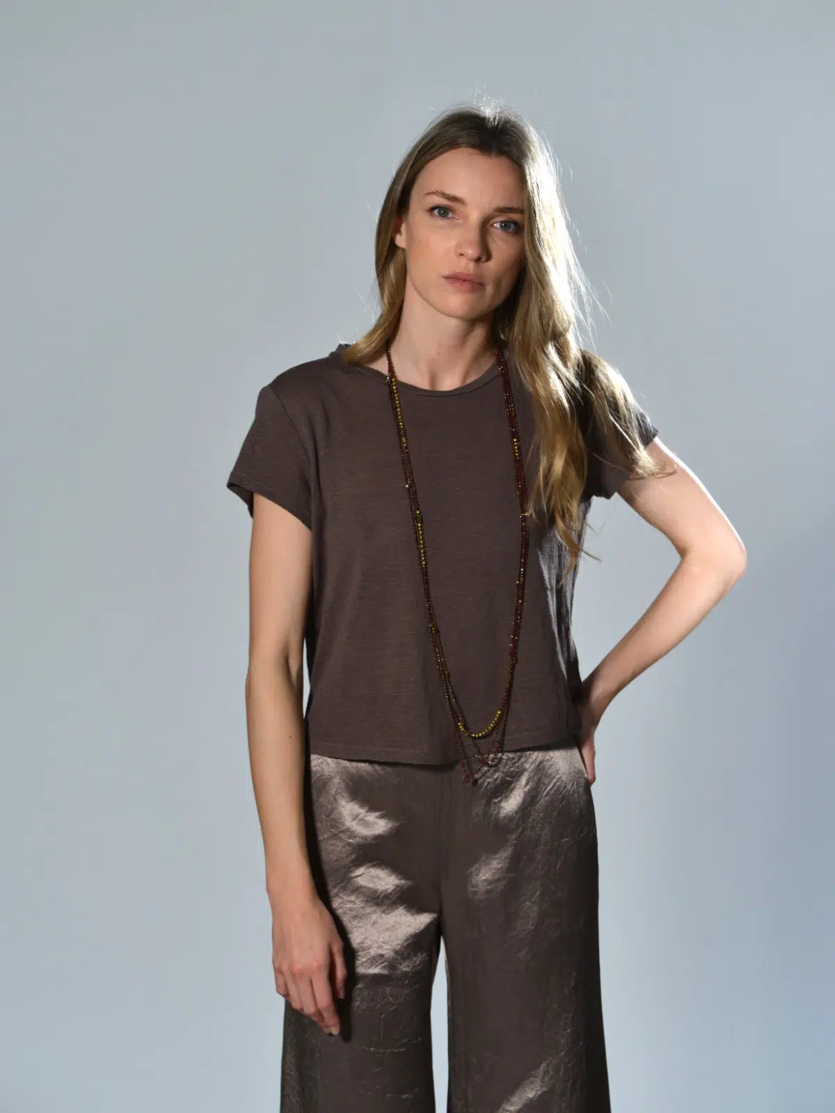 T-shirt Velvet in lino marrone con manica corta, collo tondo e spacchetti laterali