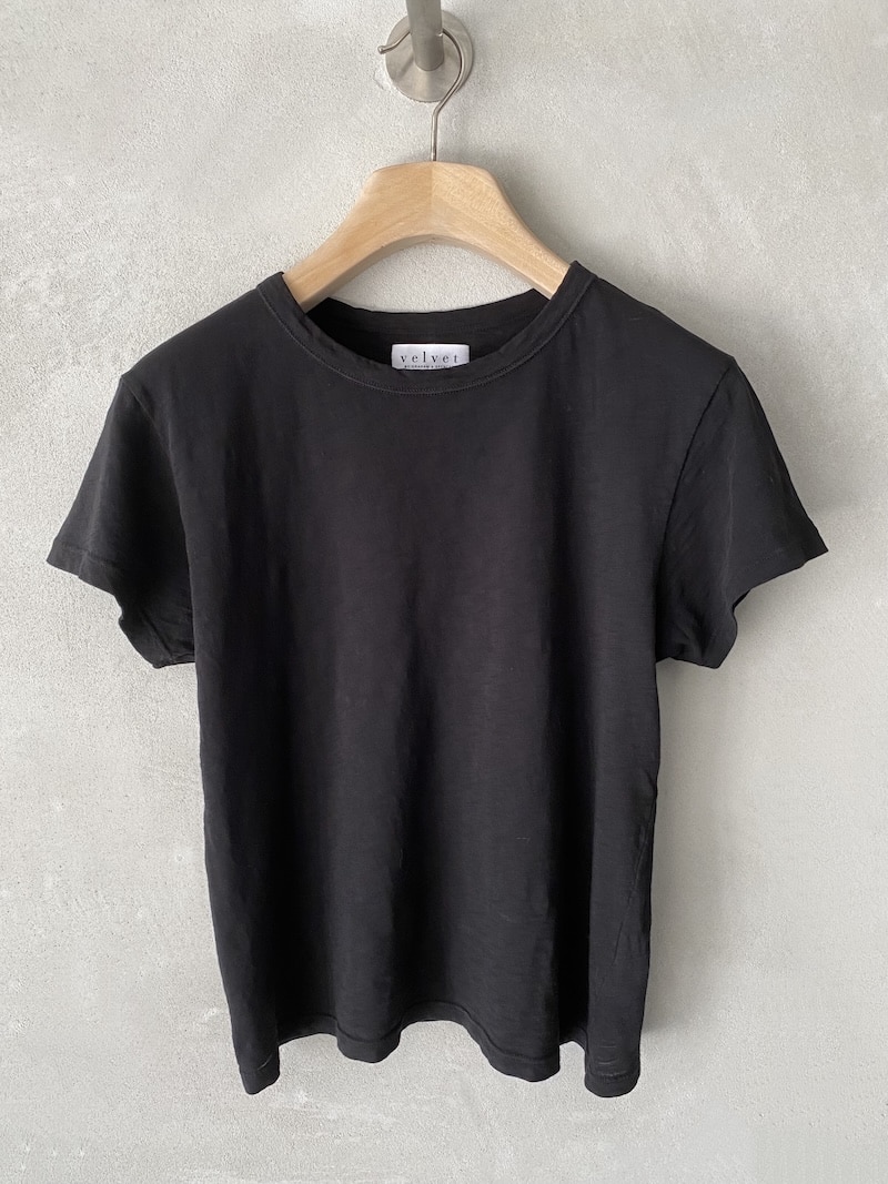 T-shirt in lino nera con collo tondo e linea dritta. Un capo firmato Velvet.