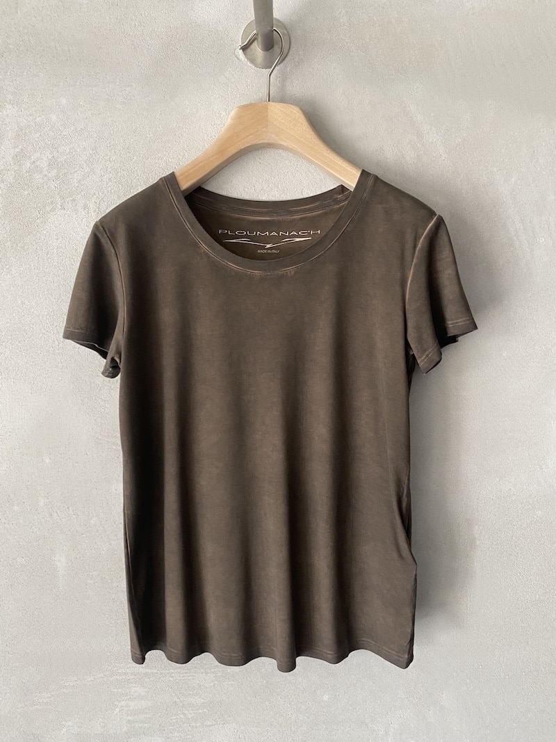 T-shirt Ploumanac’h in jersey di viscosa delavé marrone, con manica corta e collo tondo – t-shirt tinta in capo dal fit regolare