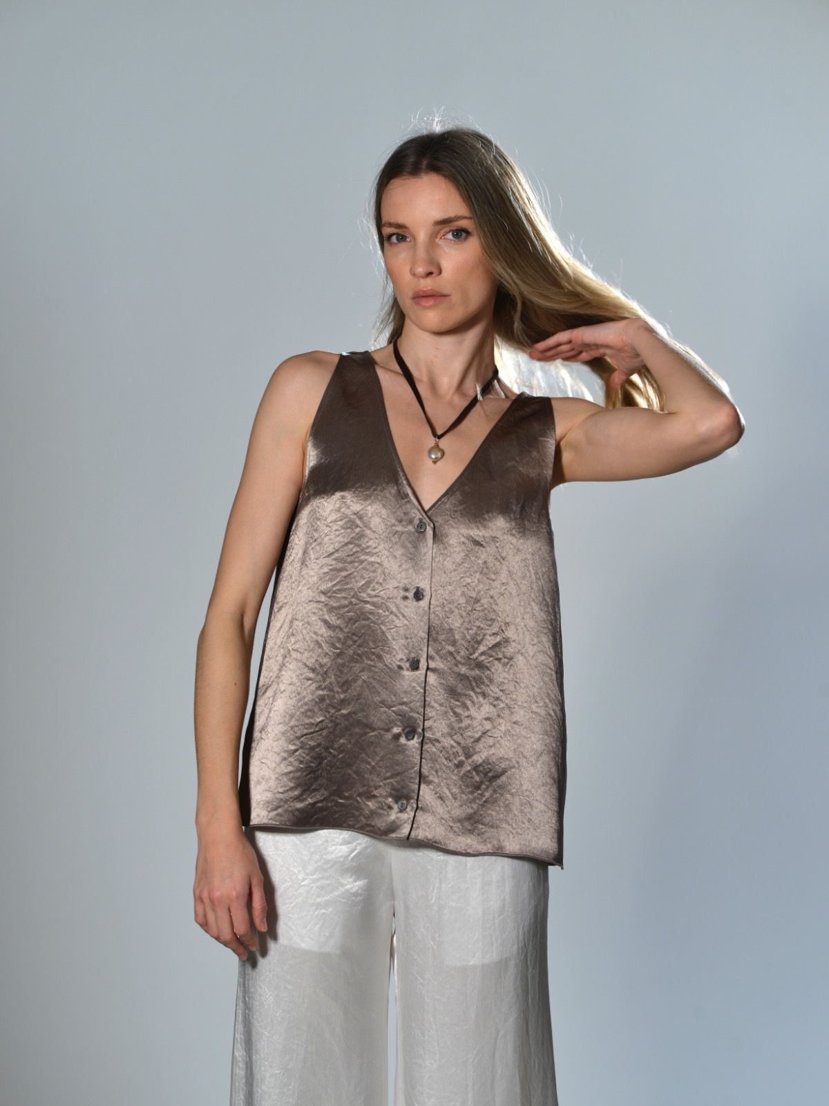 Top fango smanicato in acetato con scollo a V