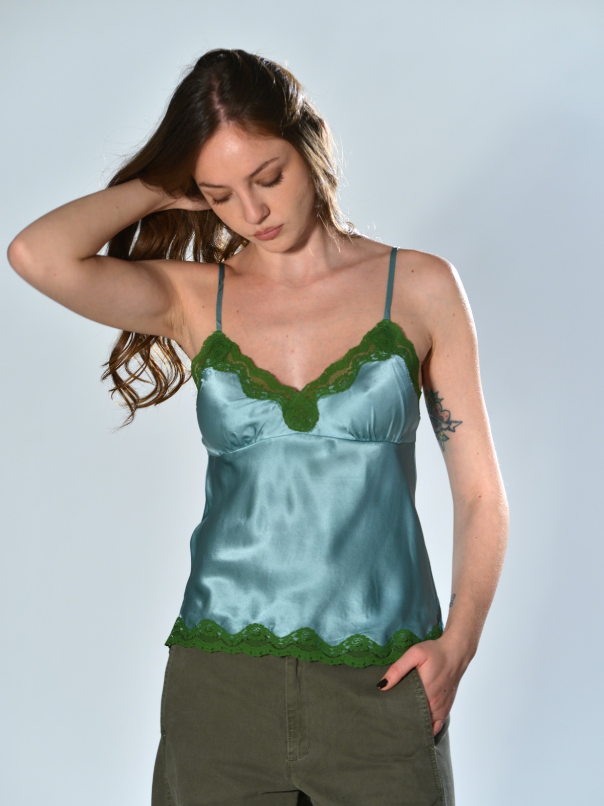 Top corto lingerie Gold Hawk in raso turchese e verde con inserti in pizzo