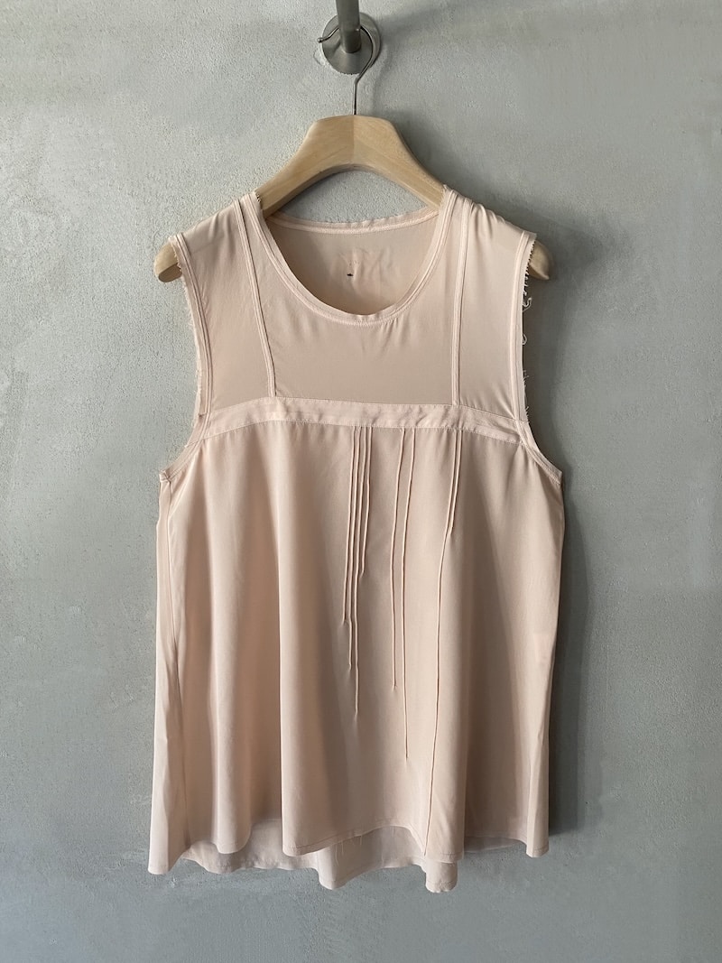 Top smanicato rosa cipria in seta con dettagli a taglio vivo