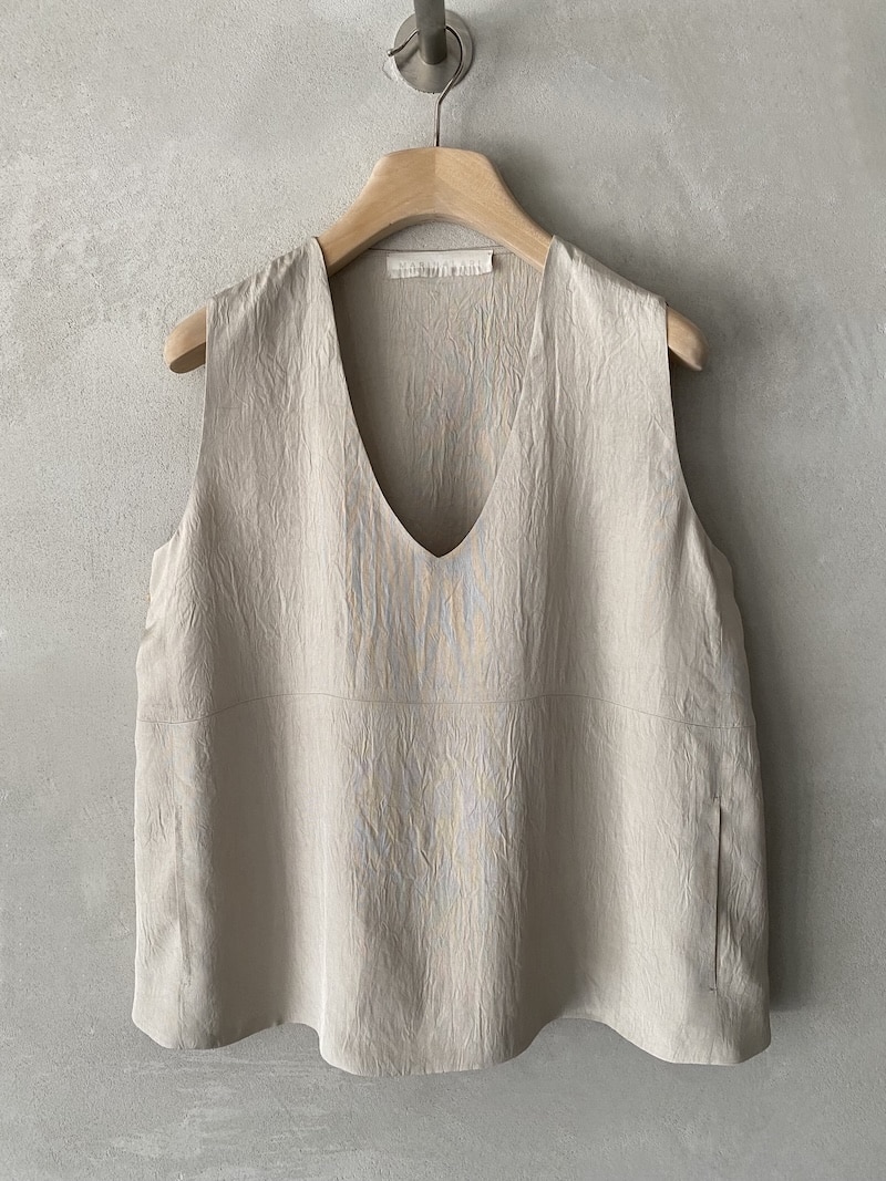 Top oversize Marina Lari in acetato marrone, con scollo a V profondo, tasche laterali a marsupio e linea svasata