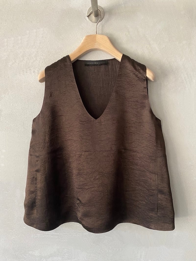 Top oversize Marina Lari in acetato marrone, con scollo a V profondo e tasche laterali a marsupio