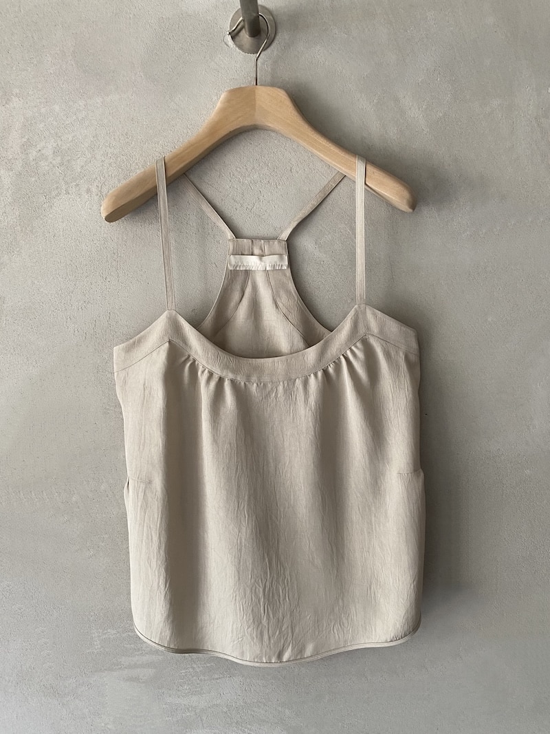 Top scollato Marina Lari in acetato beige, con spalline sottili, schiena con spalline incrociate e dettagli cut-out laterali