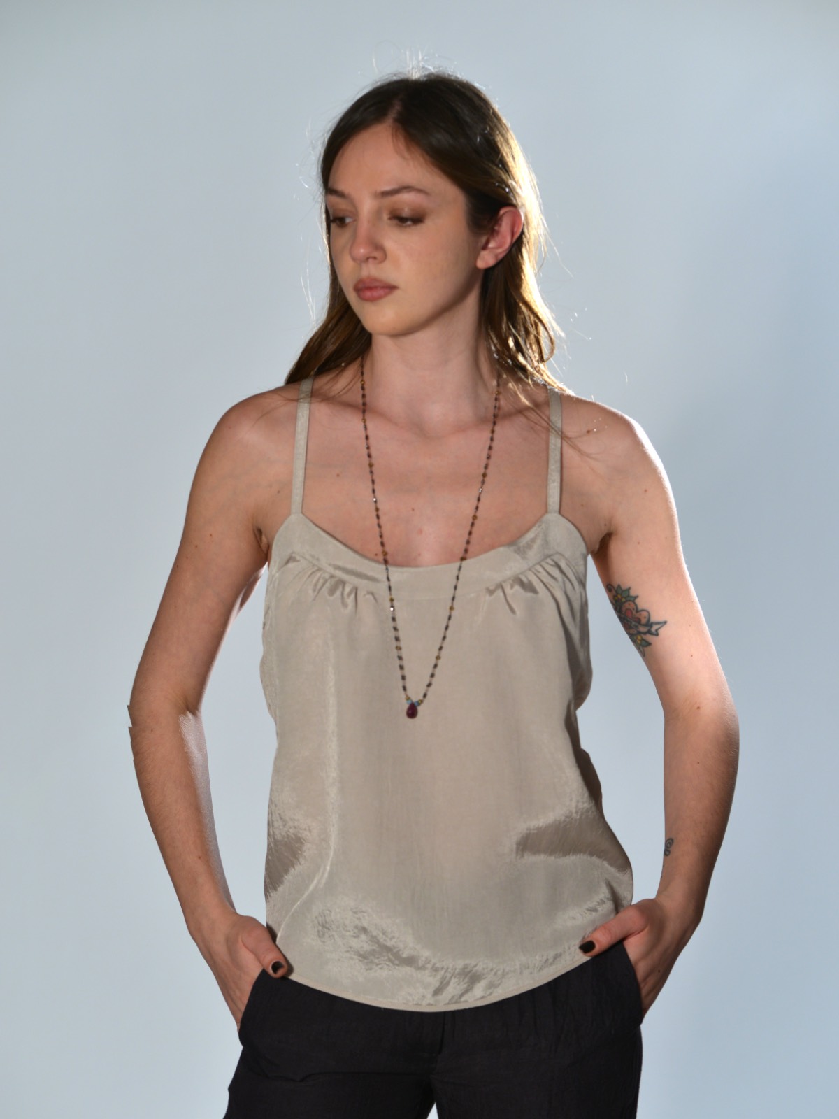 Top scollato Marina Lari in acetato beige, con spalline sottili, schiena con spalline incrociate e dettagli cut-out laterali