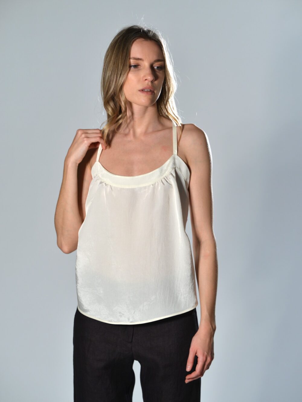 Top scollato Marina Lari in acetato bianco, con spalline sottili, schiena con spalline incrociate e dettagli cut-out laterali