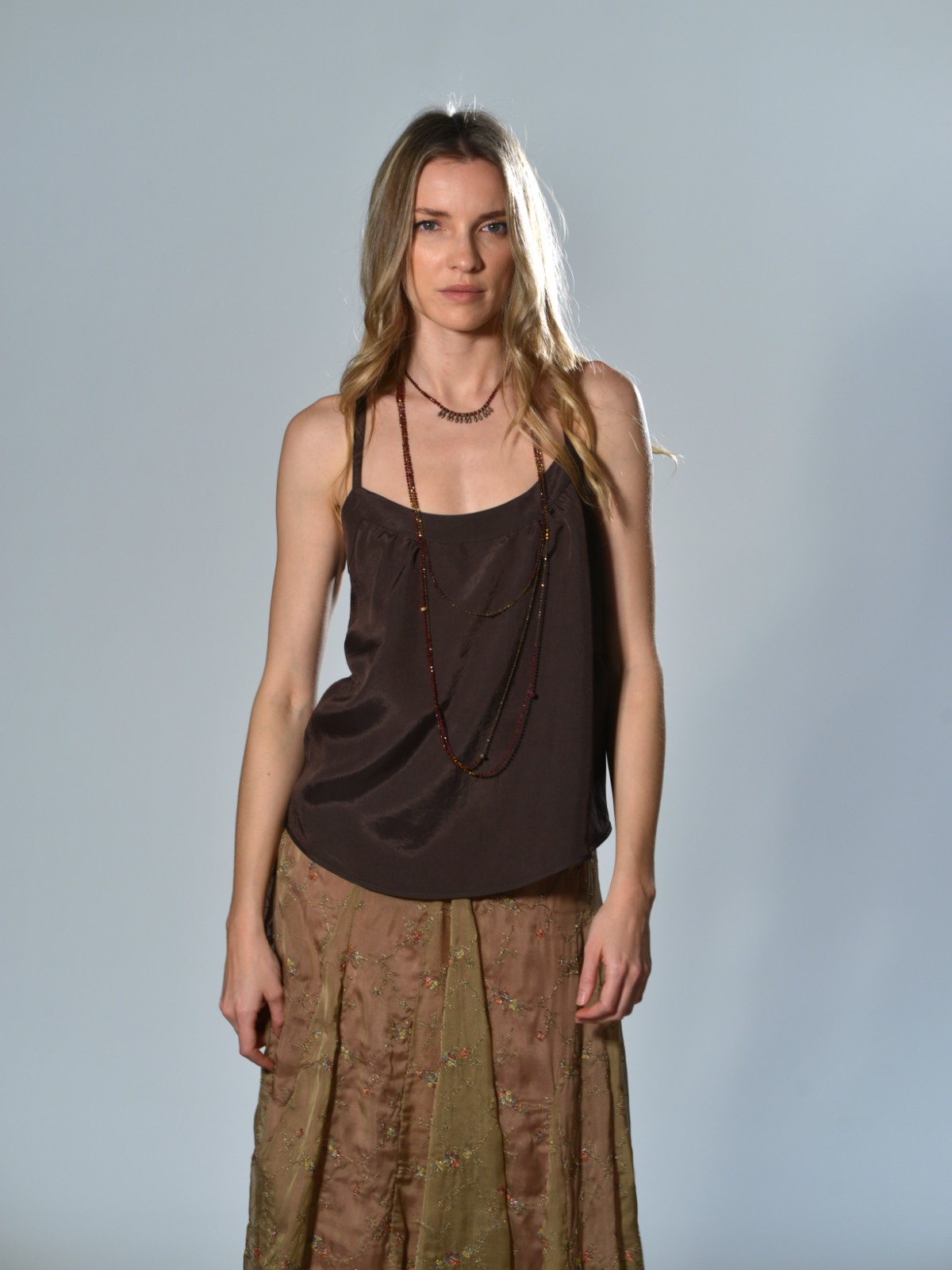 Top scollato Marina Lari in acetato marrone, con spalline sottili, schiena con spalline incrociate e dettagli cut-out laterali