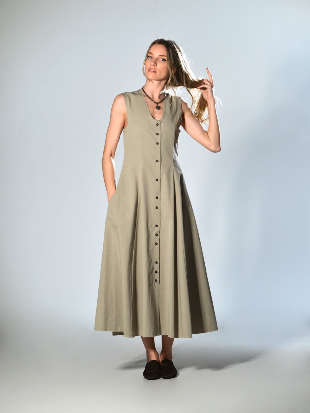 Abito beige mastice in lino e viscosa con scollo a V sul davanti e linea svasata, chiusura con bottoni, vestibilità regolare Marina Lari