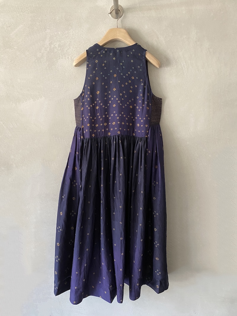 Abito blu in seta shibori con pannelli ricamati dalla linea ampia 1