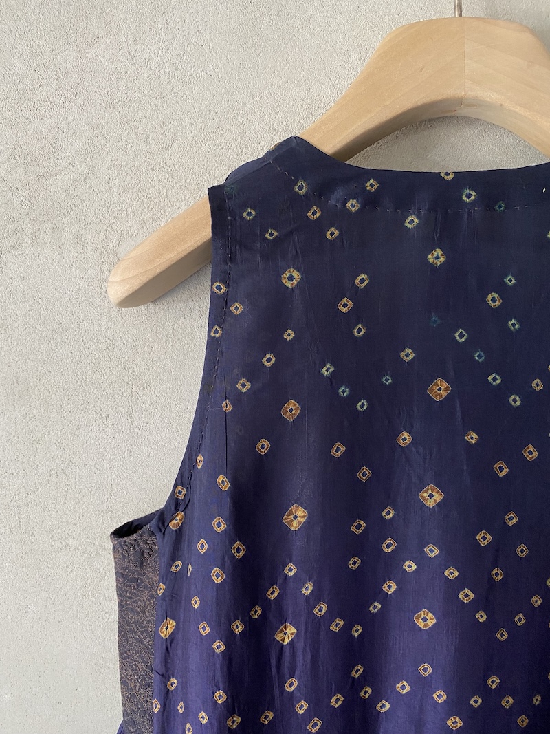 Abito blu in seta shibori con pannelli ricamati dalla linea ampia 4