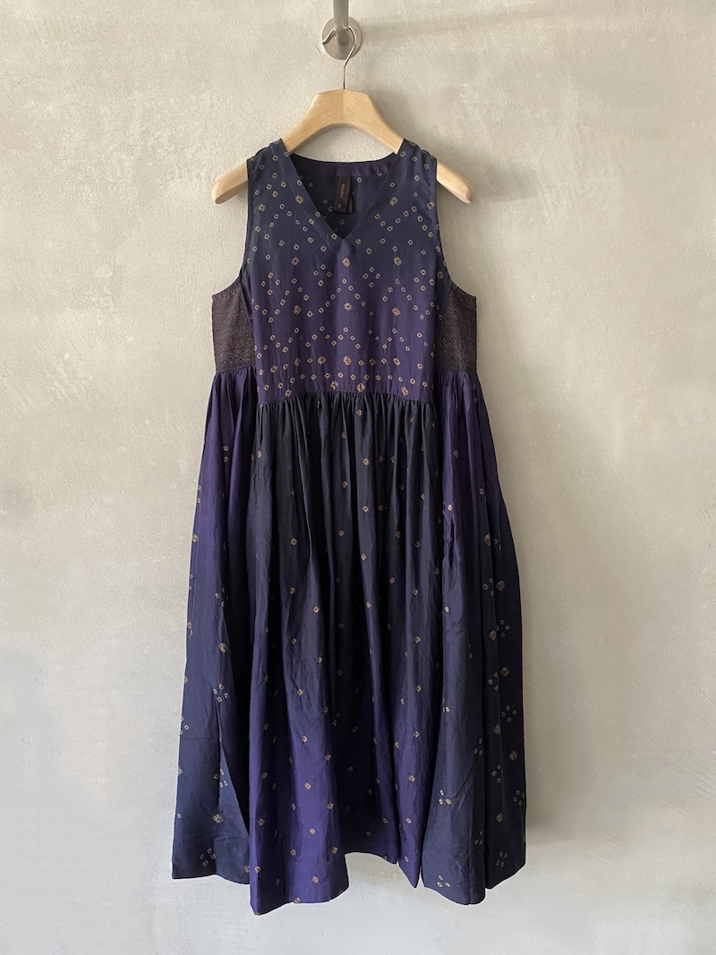 Abito blu in seta dipinta a mano shibori con scollo a V e pannelli laterali ricamati, linea ampia arricciata Maku