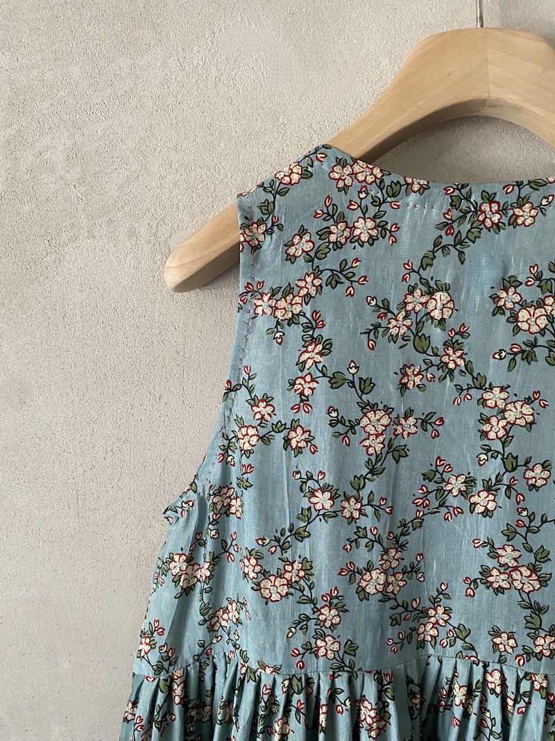 Abito lungo azzurro in seta con stampa floreale dalla linea ampia Maku 2