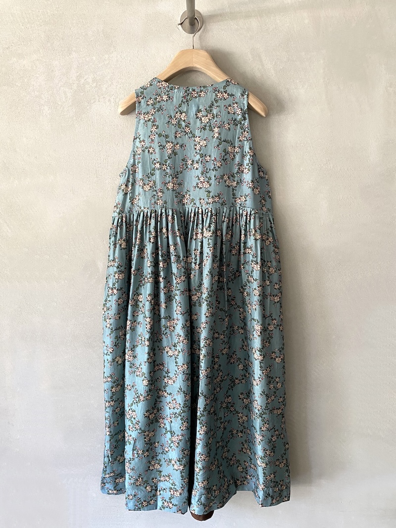 Abito lungo azzurro in seta con stampa floreale dalla linea ampia Maku 3