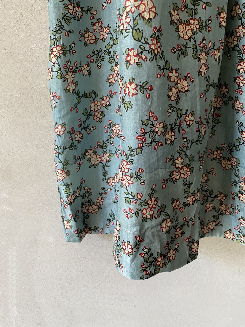 Abito lungo azzurro in seta con stampa floreale dalla linea ampia Maku 4