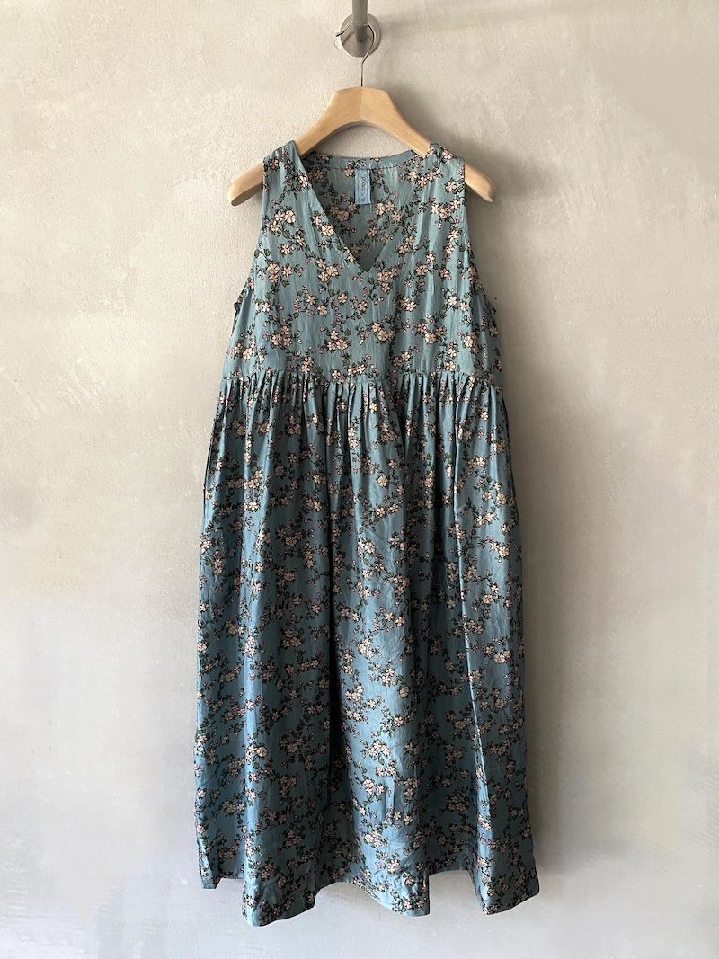 Abito lungo azzurro in seta con stampa floreale, scollo a V e linea ampia arricciata sotto il seno, senza maniche Maku